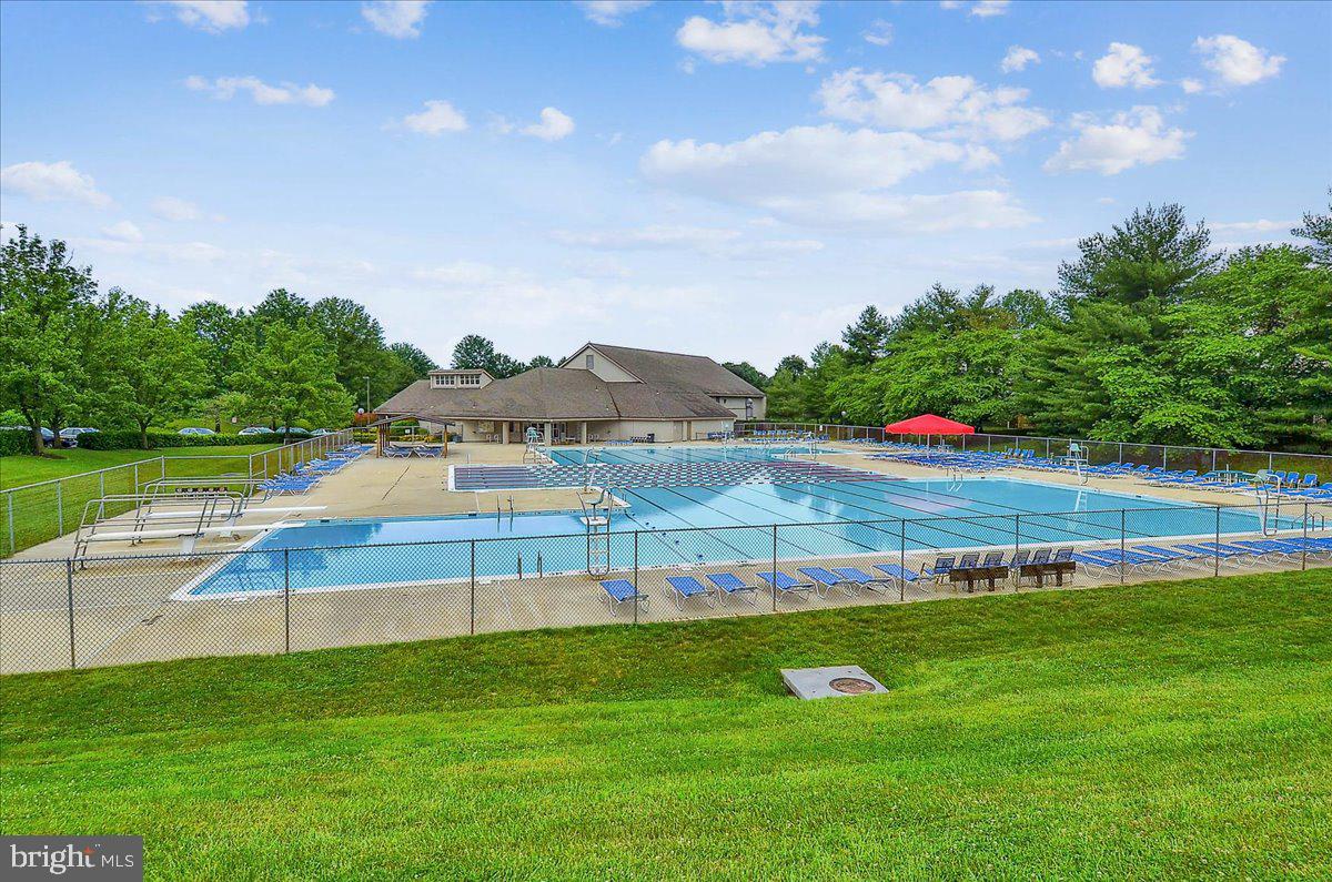 HOLLY POINTE - Residential