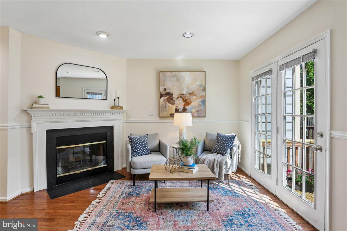 HOLLY POINTE - Residential