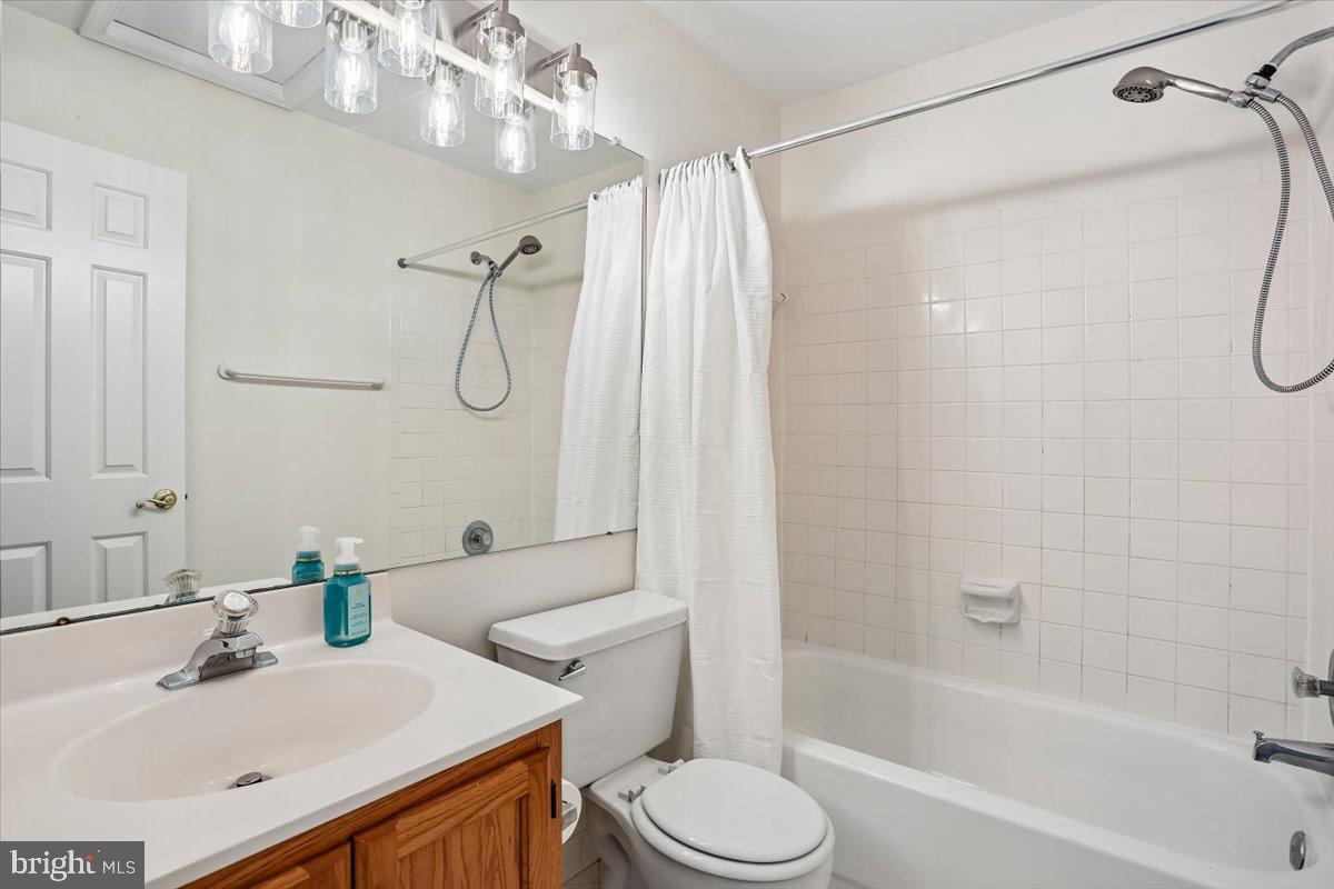 HOLLY POINTE - Residential