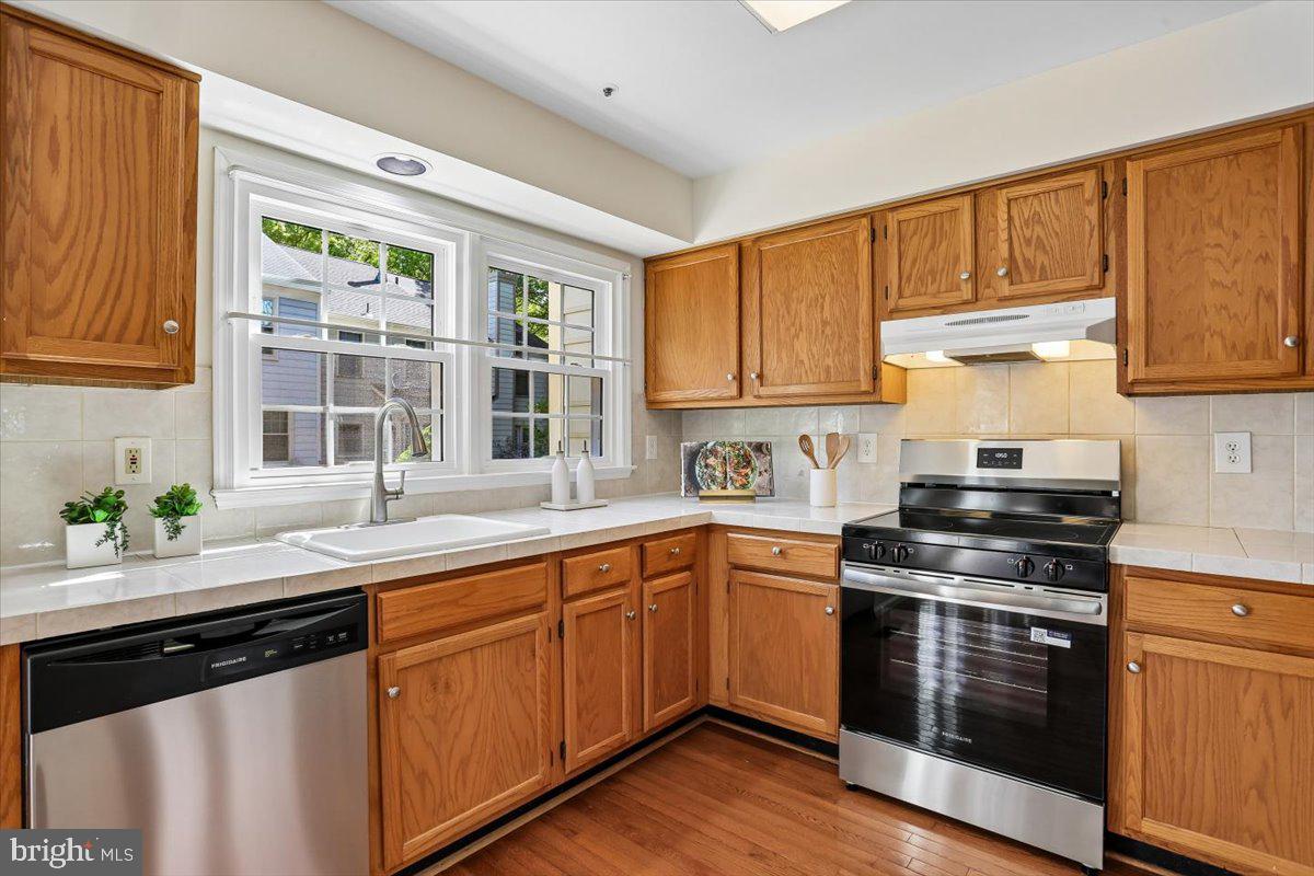 HOLLY POINTE - Residential