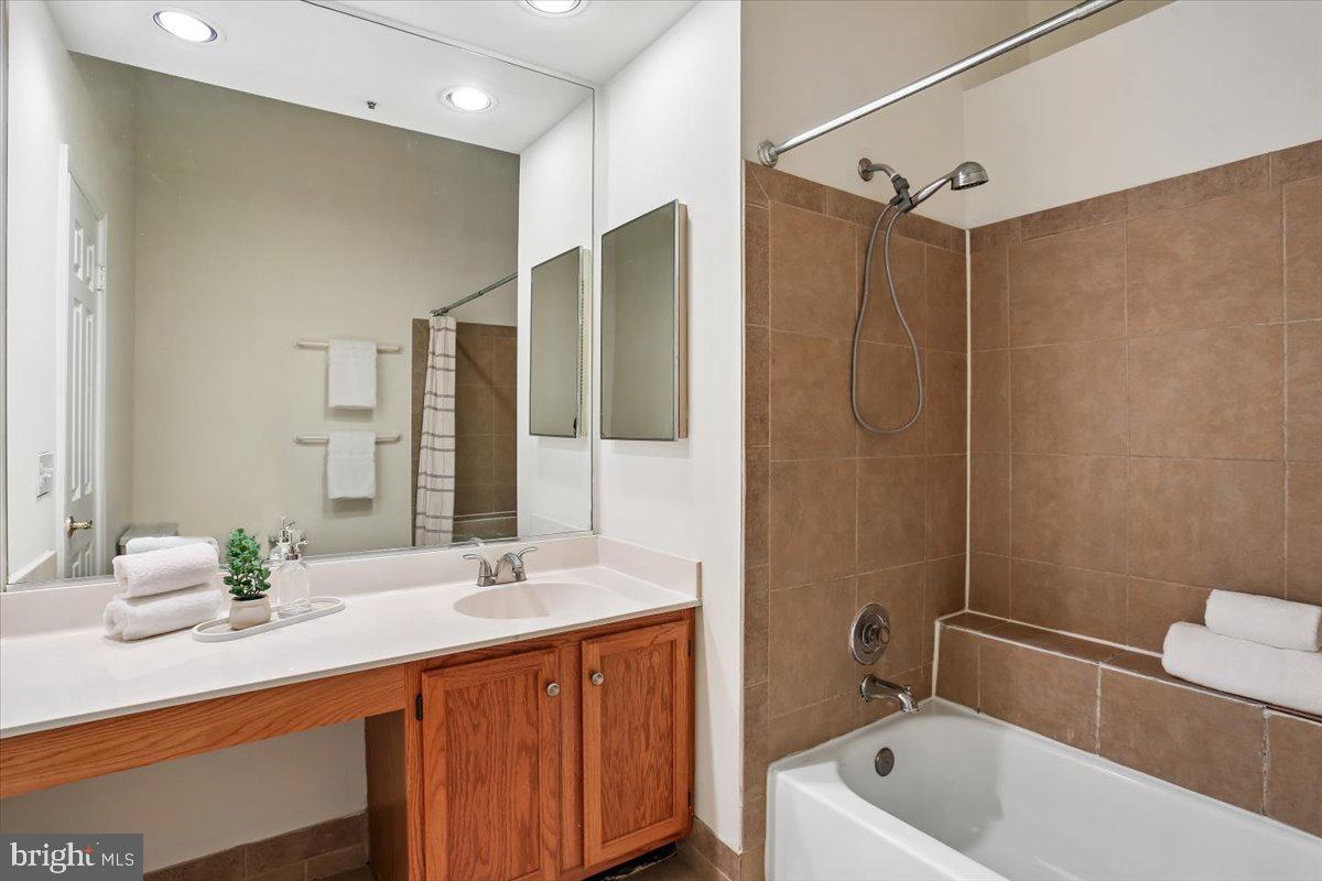 HOLLY POINTE - Residential