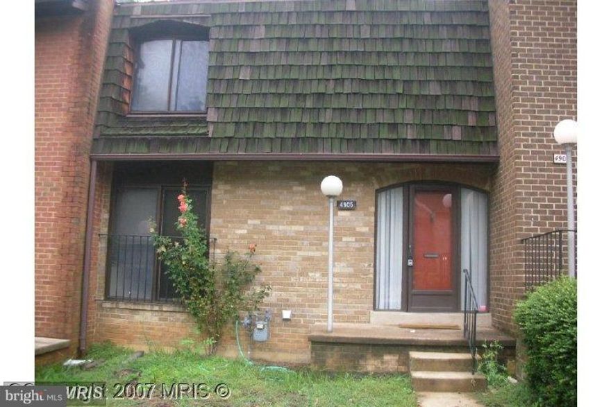 3 bedroom, 2.5 bath town house, new hardwood floor for entire 1st floor, upstairs hallway and master bedroom, upgraded all bathrooms, featuring kitchen, master BR/full bath,  w walk-in-closet, finished rec room, fence back yard,  convenient location, close to major highway, schools, shopping, Call LA for Questions