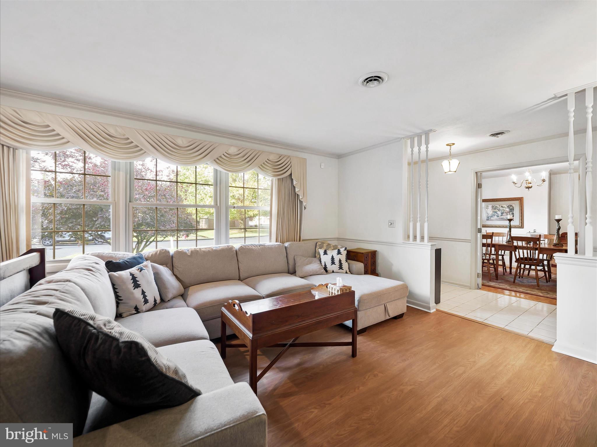 560 MEADOWVIEW CIRCLE
