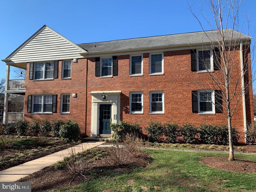 Well updated two bedroom unit available 1/11/25! Kitchen features white cabinets, granite counter top and gas cooking. List of updates include: windows, kitchen, bathroom, flooring, and paint. All windows have new blinds and each bedroom features a ceiling fan. Unit features a convenient intercom to talk to people at the main door and unlock the front door from the unit. Laundry is just down the stairs in the building as well as bike storage and private storage locker! Close to community pool and across from GW parkway path. Belle View shopping center is just down the street and Old Town is about a mile north. Excellent opportunity for extremely nice unit!