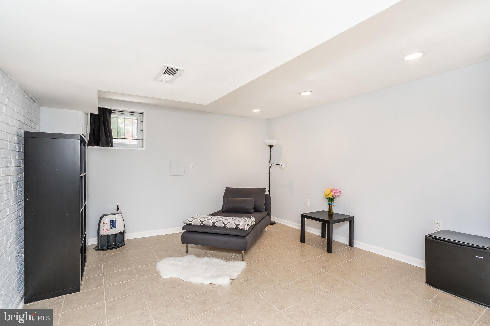 HOLLINS PARK - Residential