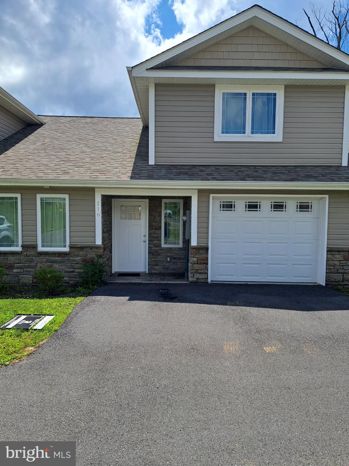 Beautiful townhouse situated in an extremely convenient location close to local amenities such as shopping, dining and general entertainment! Newly built in 2022, this property is in amazing condition and was very well cared for by the owner! With it's own garage and backyard space, this property is every homeowner's dream.