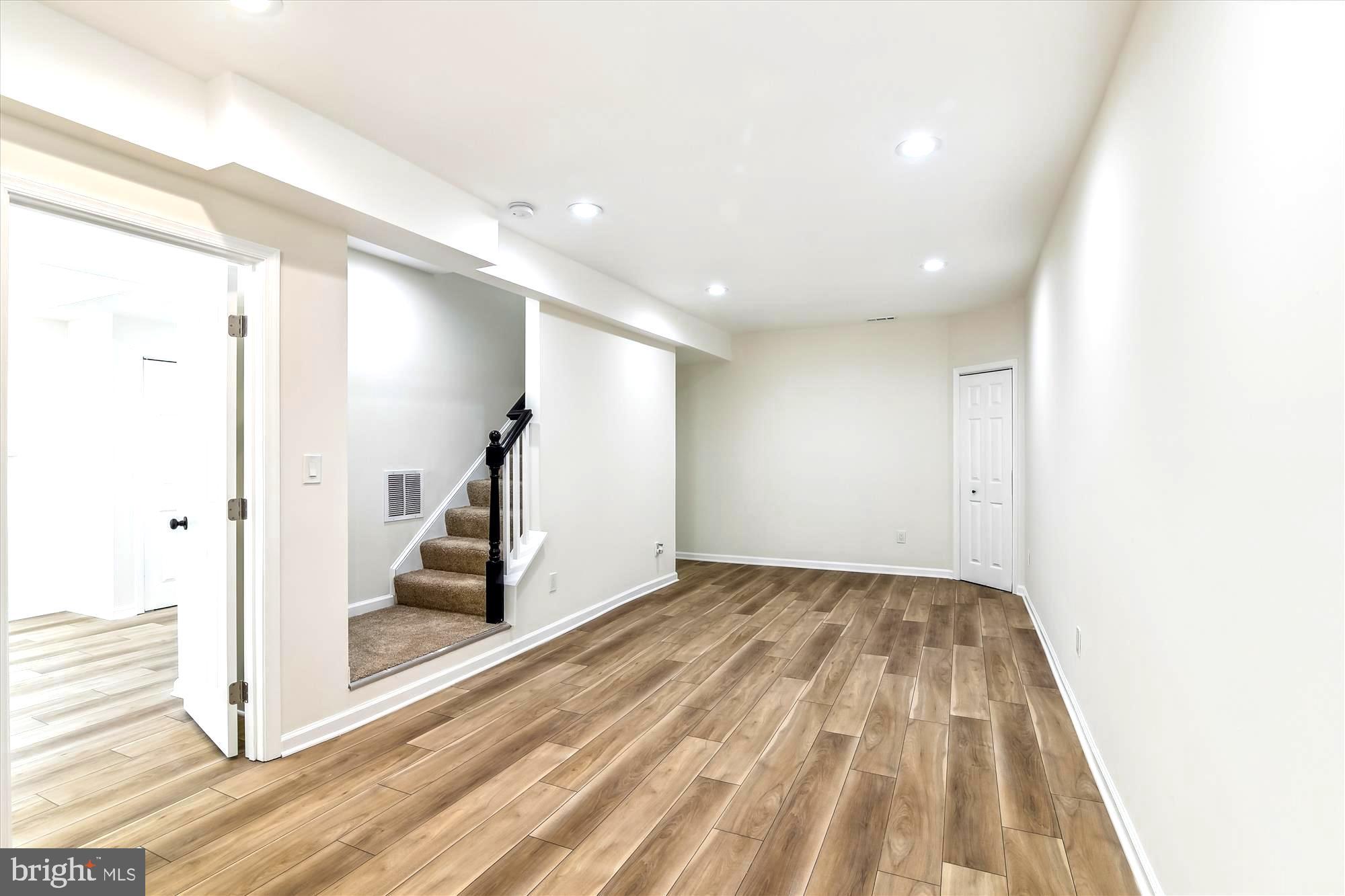 COLONIAL HOUSING - Residential