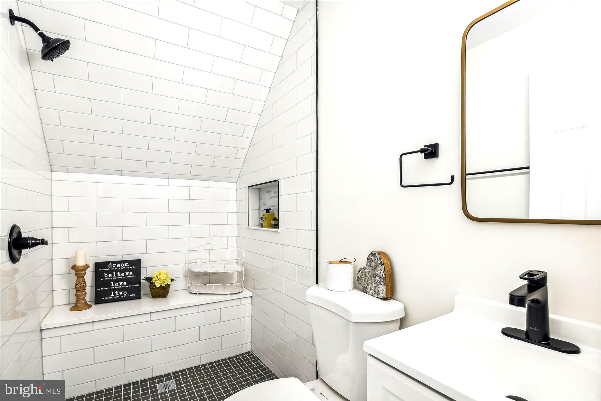 COLONIAL HOUSING - Residential