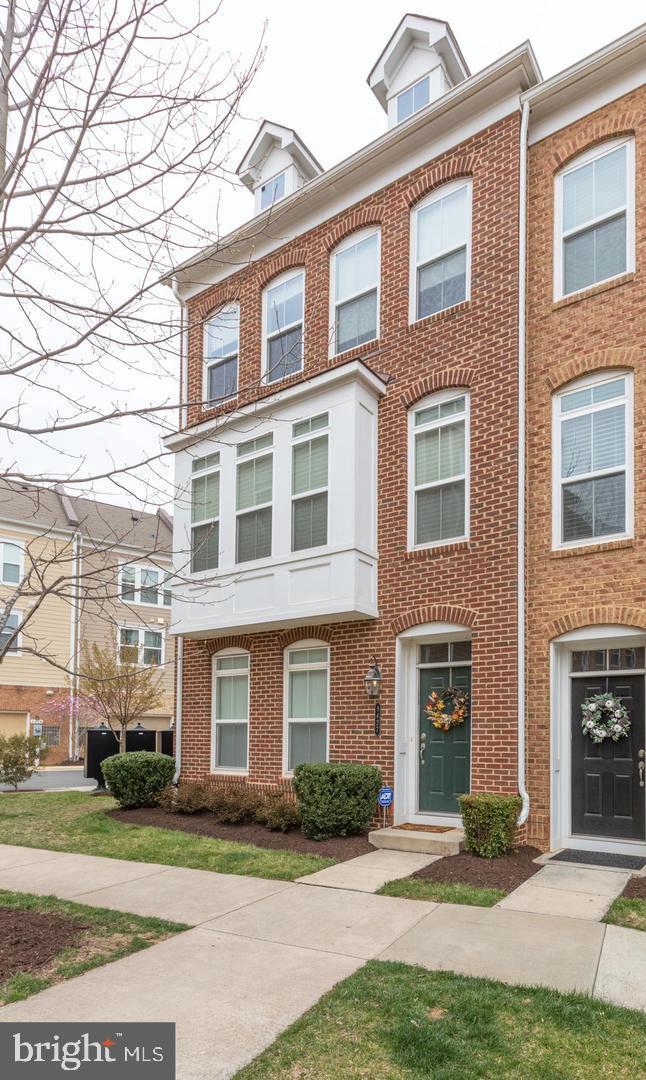 GREAT LOCATION*MOVE-IN READY * WALK TO VIENNA METRO AND NEW COMMUNITY CENTER* BRIGHT, OPEN, AND SPACIOUS END UNIT TH * 4BEDROOM & 3.5 BATH* HARDWOOD ON MAIN LEVEL* OPEN CONTEMPORARY FLOOR PLAN ** GOURMET KITCHEN WITH LARGE ISLAND*MAIN LEVEL ENTRANCE WITH BEDROOM AND FULL BATH* 2 CAR GARAGE* MUST SEE IT TO APPRECIATE* NO SMOKING * NO PET* WALK TO METRO * NEAR 66, LEE HWY, 5 min DRIVE TO MOSAIC DISTRICT, 10 MIN TO TYSONS CORNER * *MIN 24 month LEASE