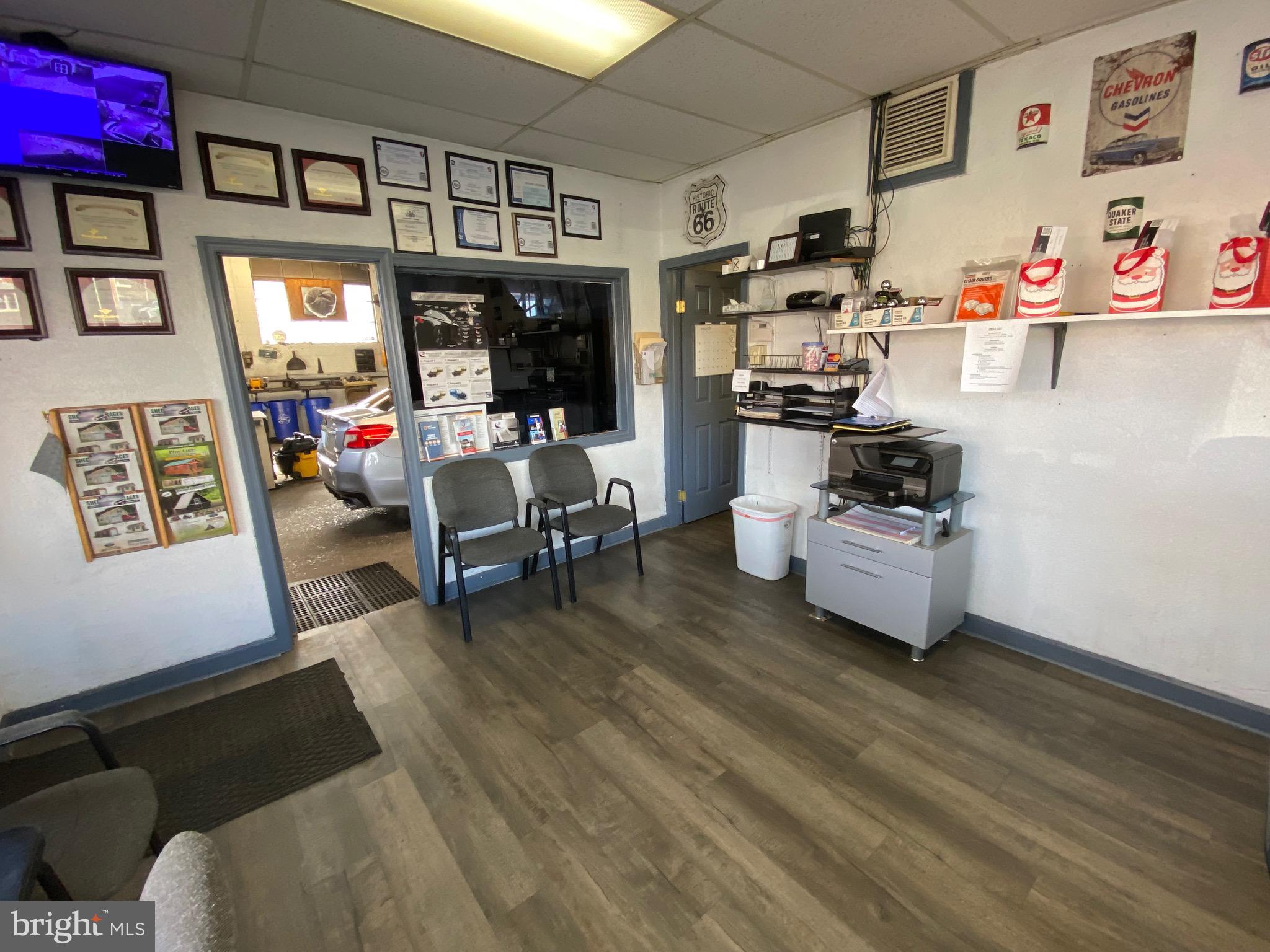 Main image without alt text