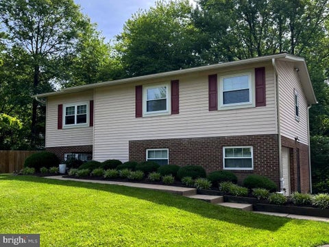 Photo of 911 Mcdaniel Court, HERNDON, VA 20170 (MLS # VAFX2337940)