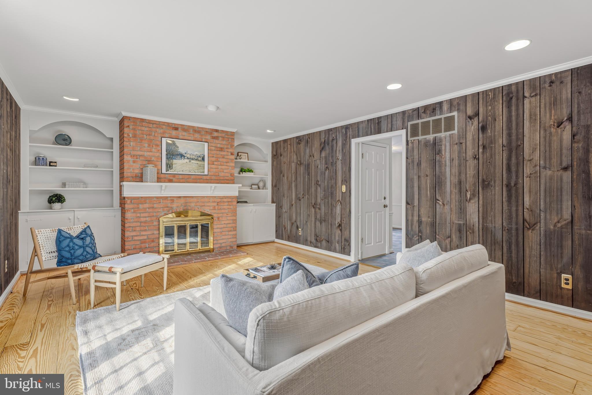 HOLLY KNOLL - Residential