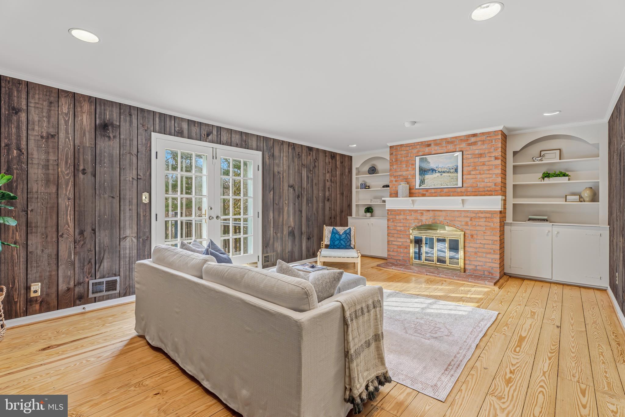 HOLLY KNOLL - Residential