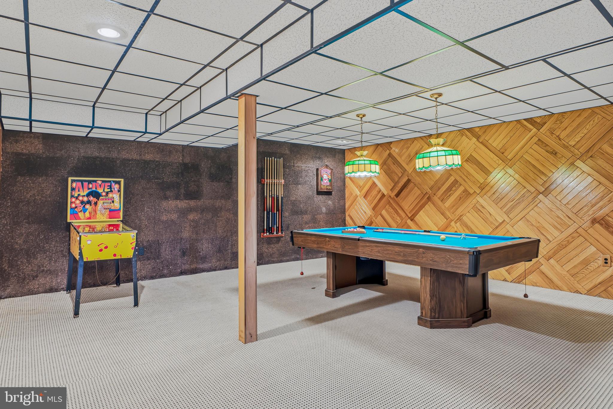 HOLLY KNOLL - Residential