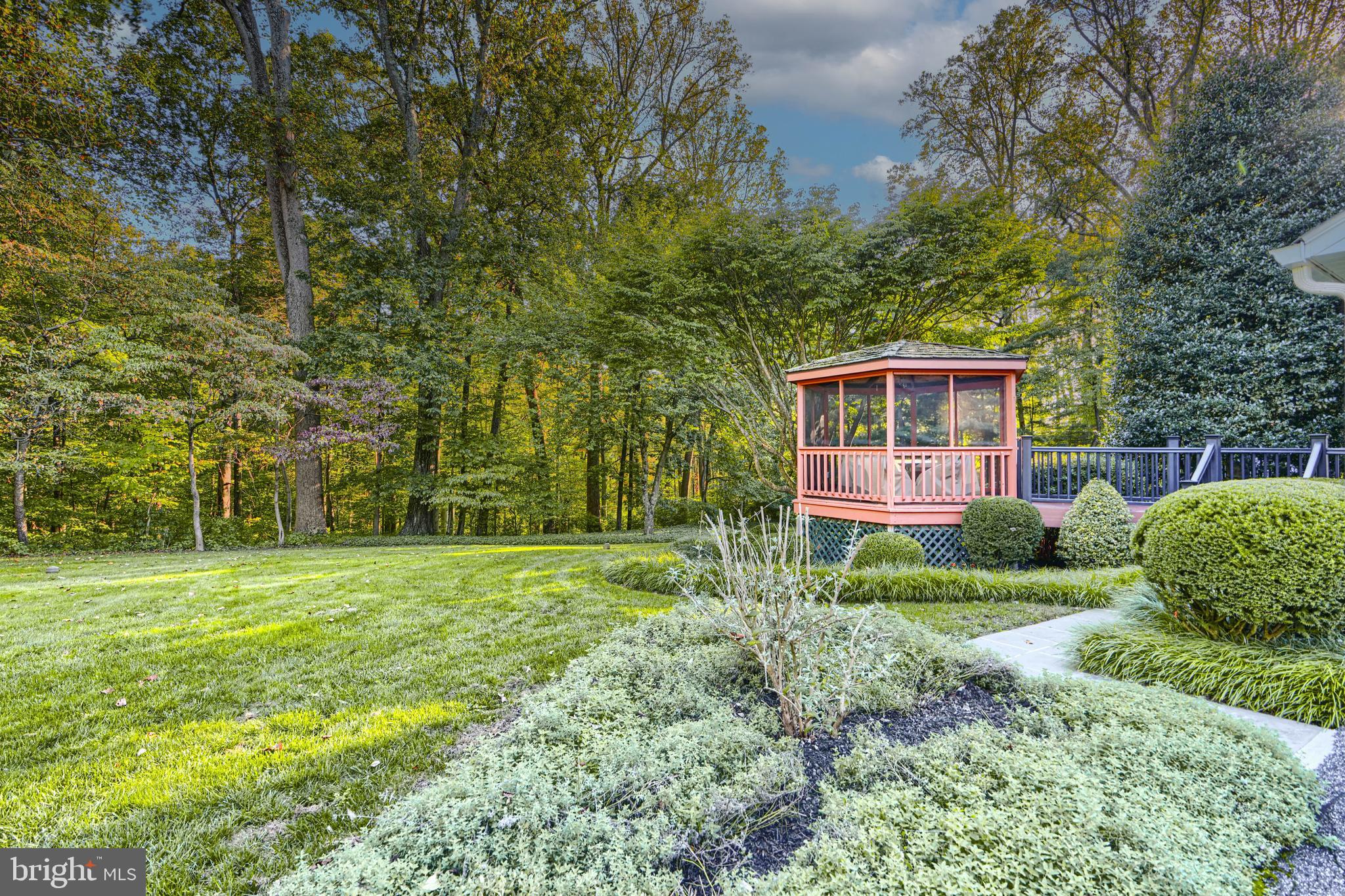 HOLLY KNOLL - Residential