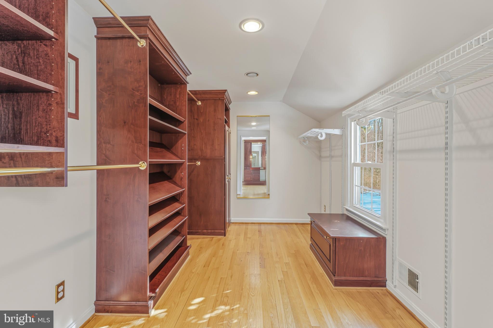 HOLLY KNOLL - Residential