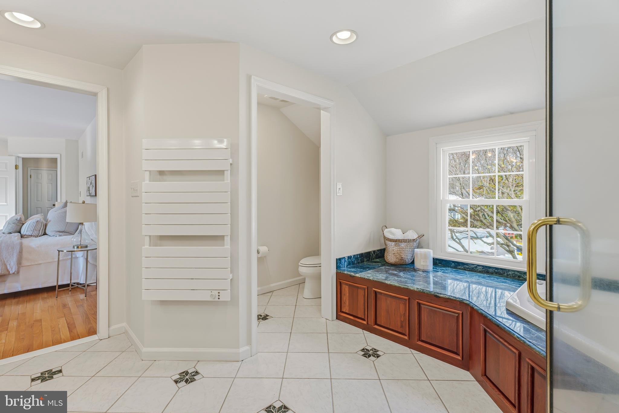 HOLLY KNOLL - Residential