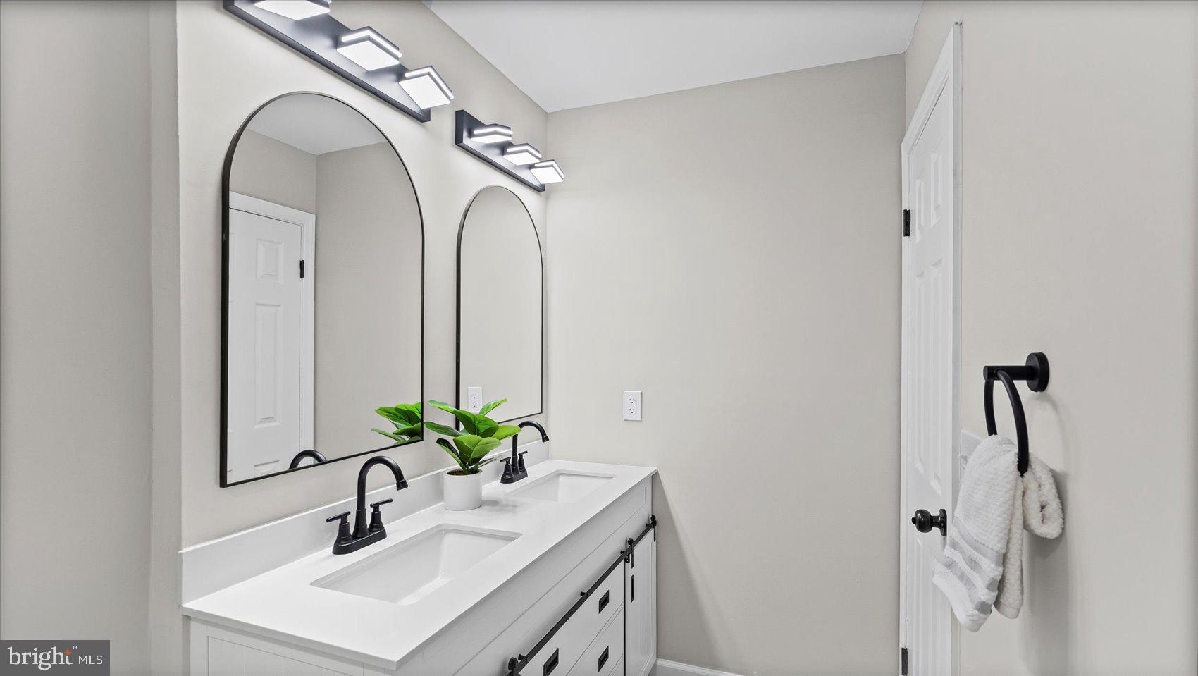 WOODSDALE MANOR - Residential