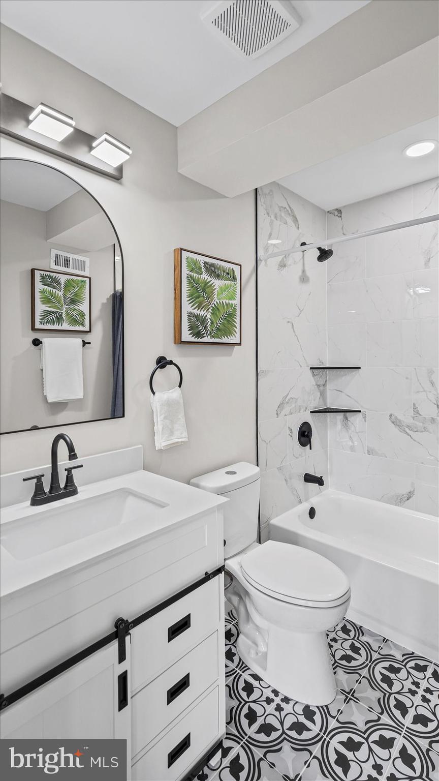 WOODSDALE MANOR - Residential