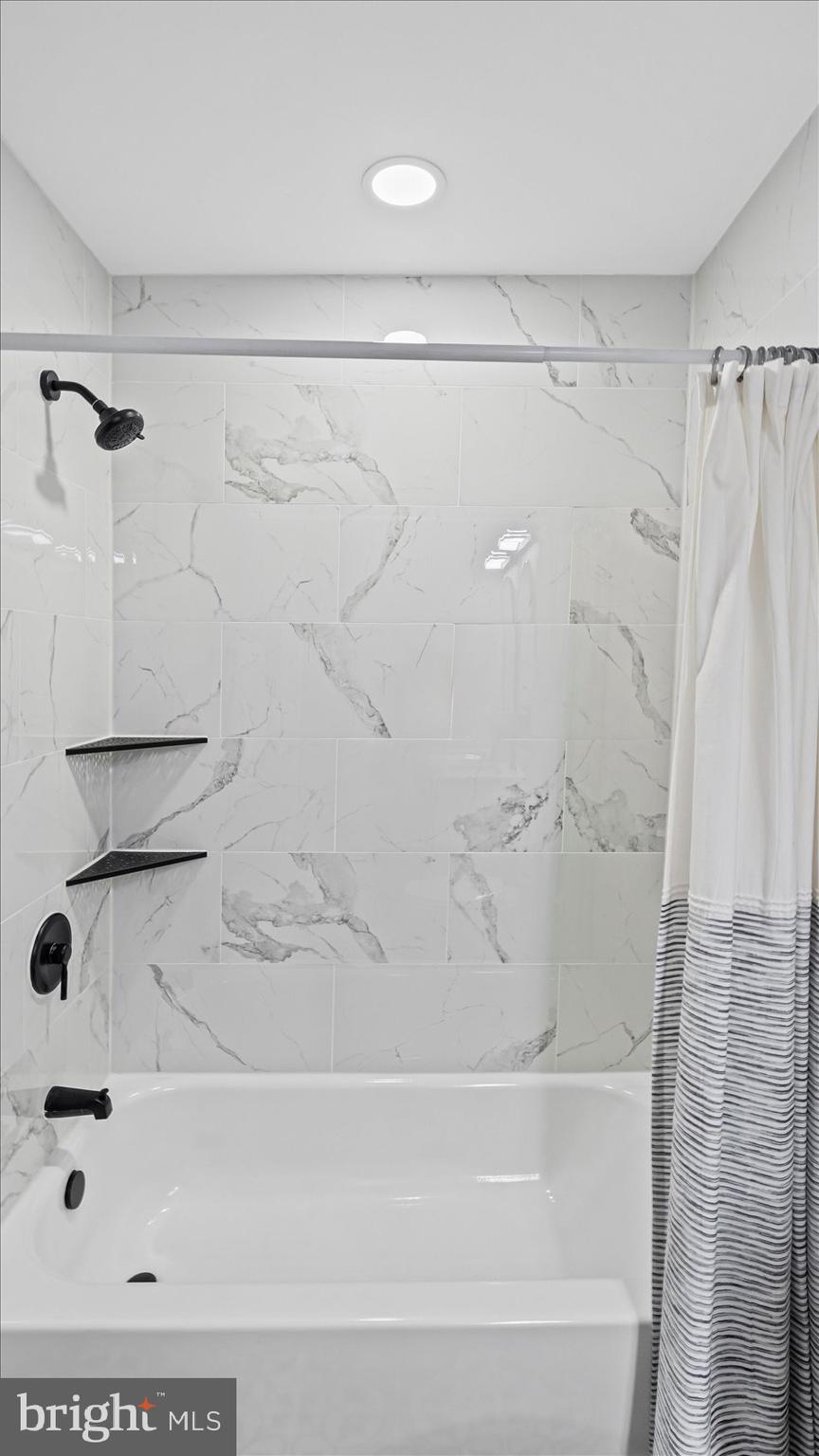 WOODSDALE MANOR - Residential