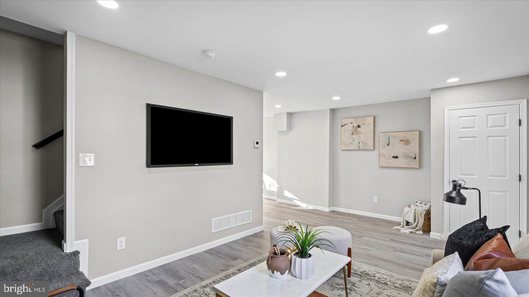 WOODSDALE MANOR - Residential