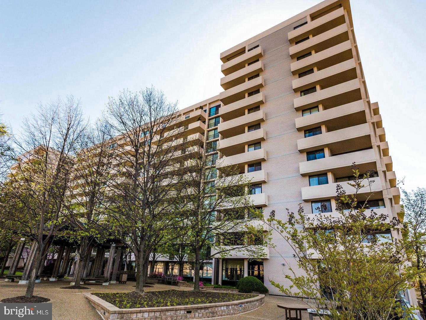 HYDE PARK - Residential Lease