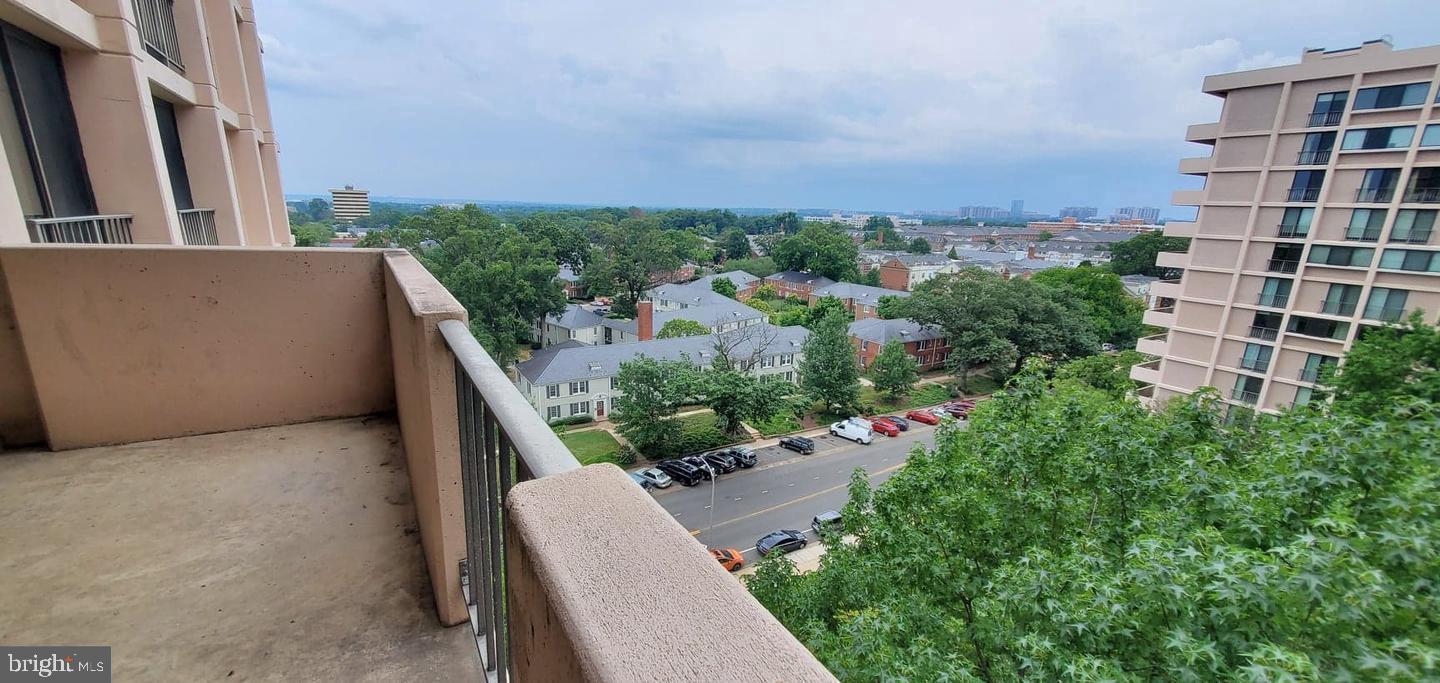 HYDE PARK - Residential Lease