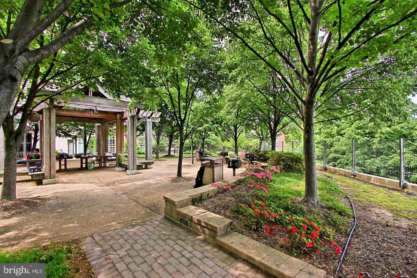 HYDE PARK - Residential Lease