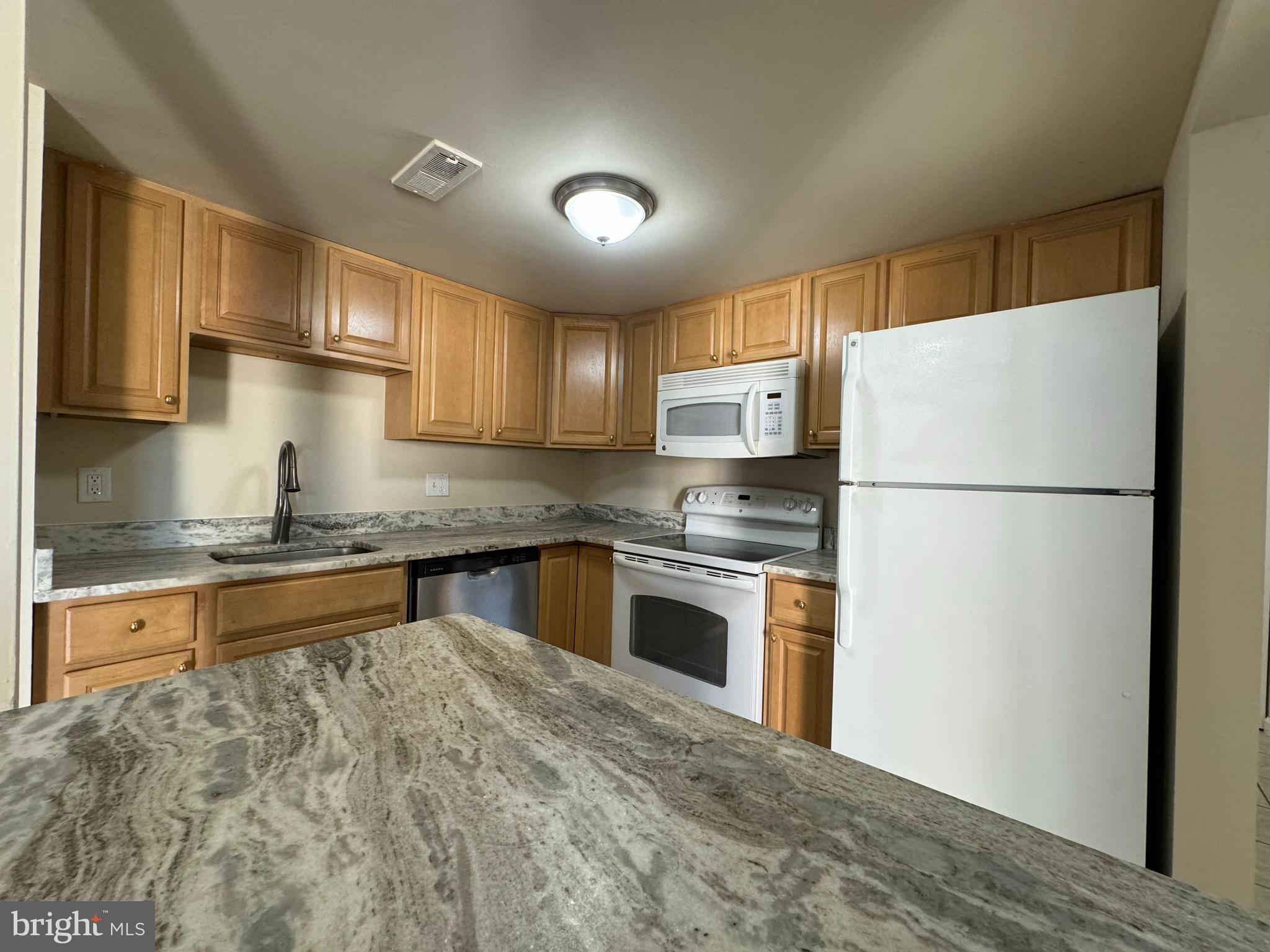 TREETOP CONDO - Residential Lease