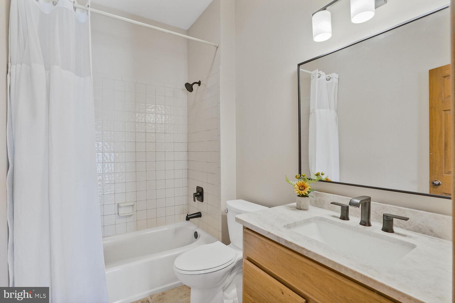 TWIN LAKES - Residential