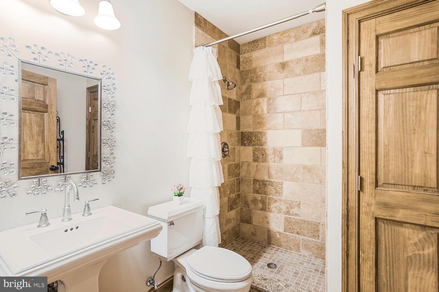 TWIN LAKES - Residential