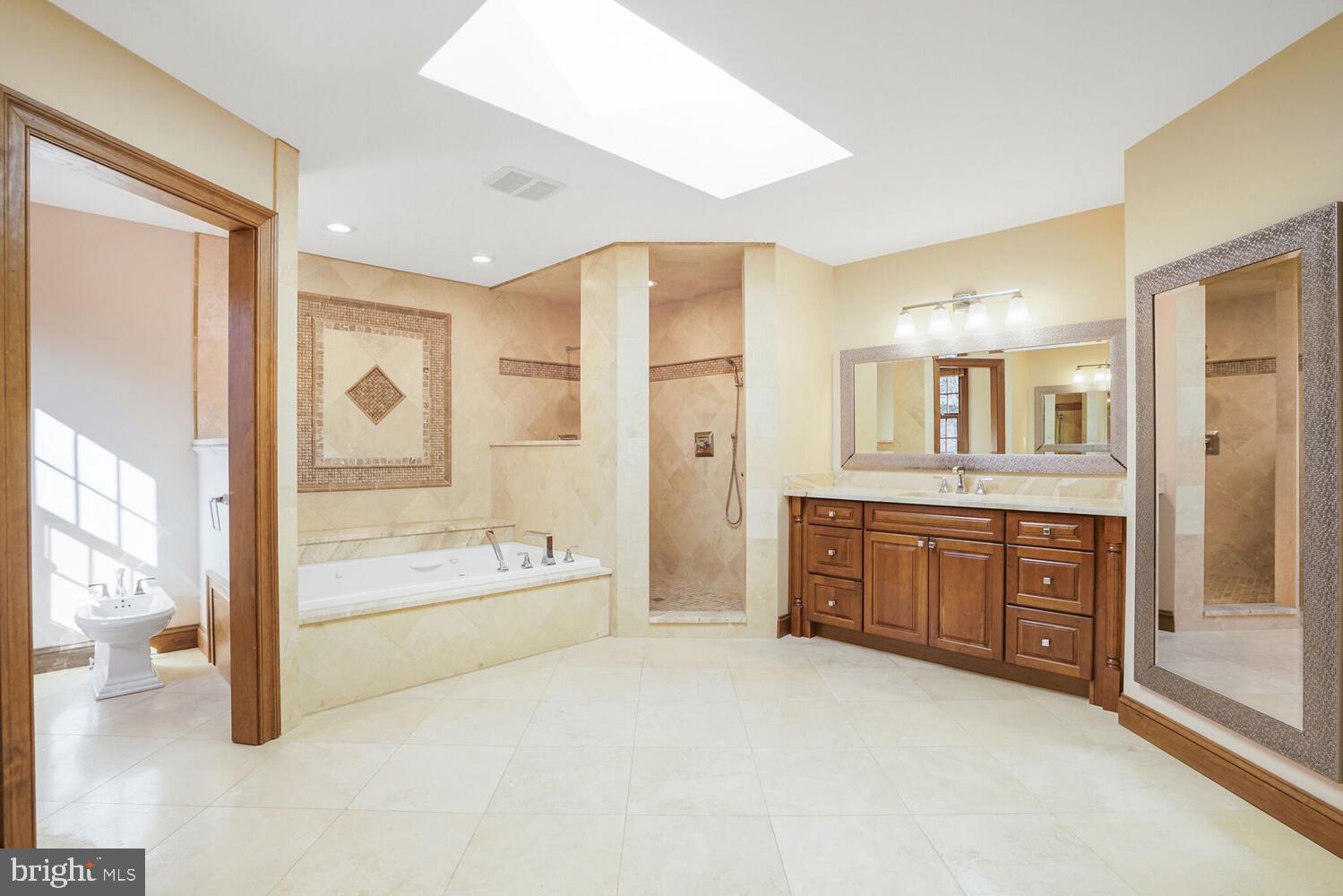 TWIN LAKES - Residential