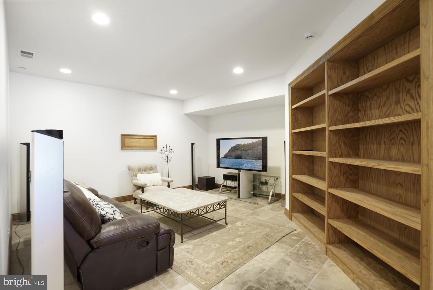 TWIN LAKES - Residential