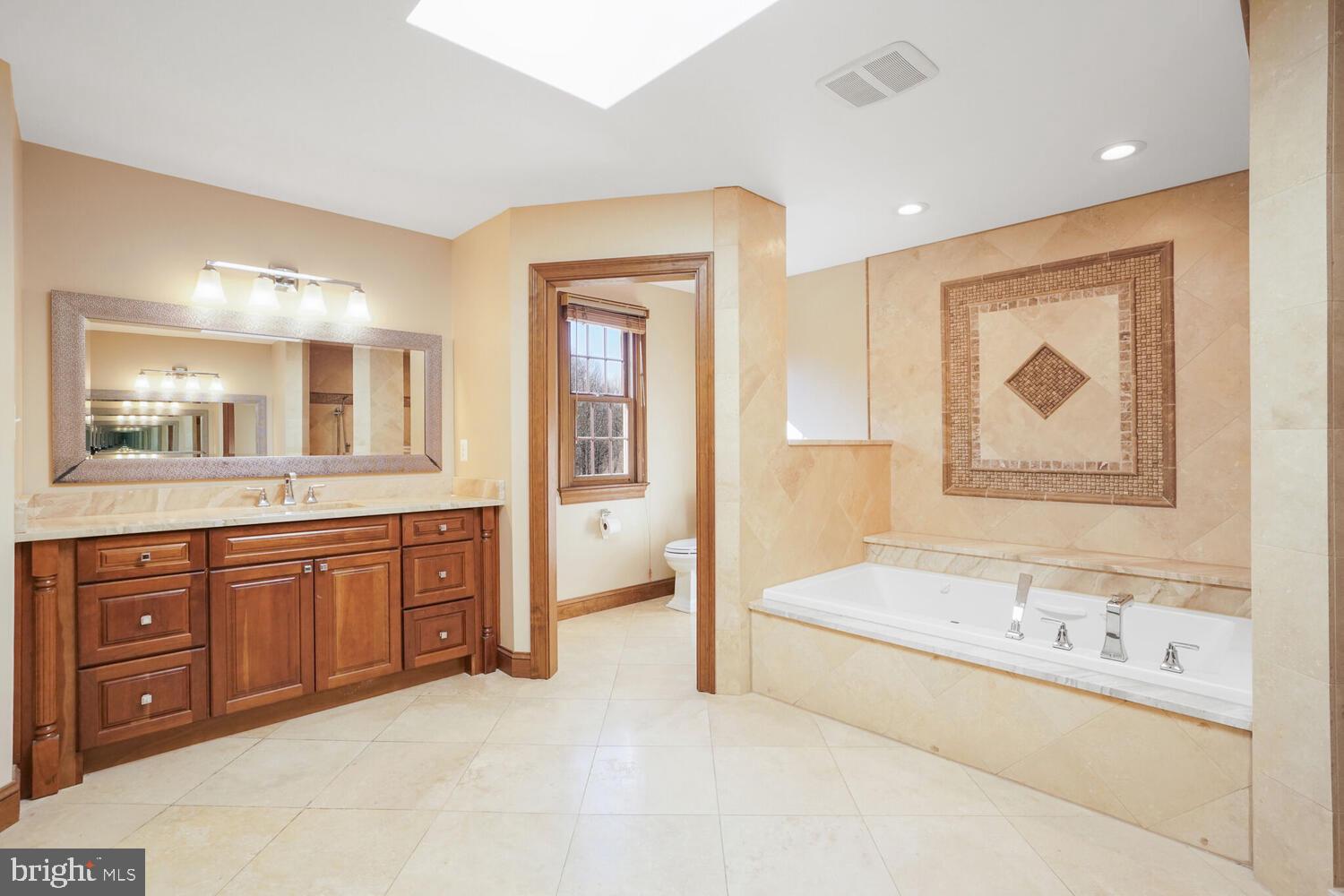 TWIN LAKES - Residential