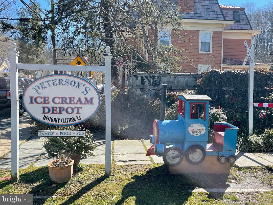 TWIN LAKES - Residential