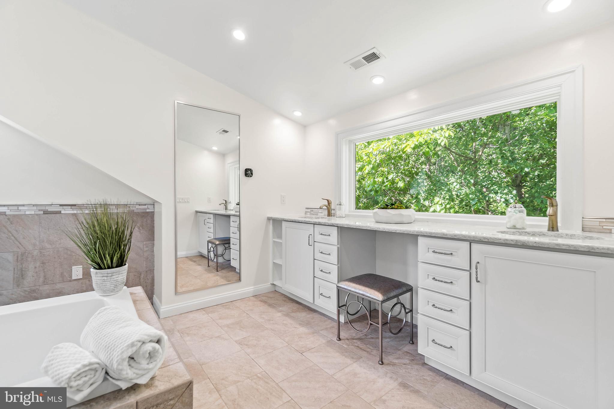 QUEEN ANNE ESTATES - Residential