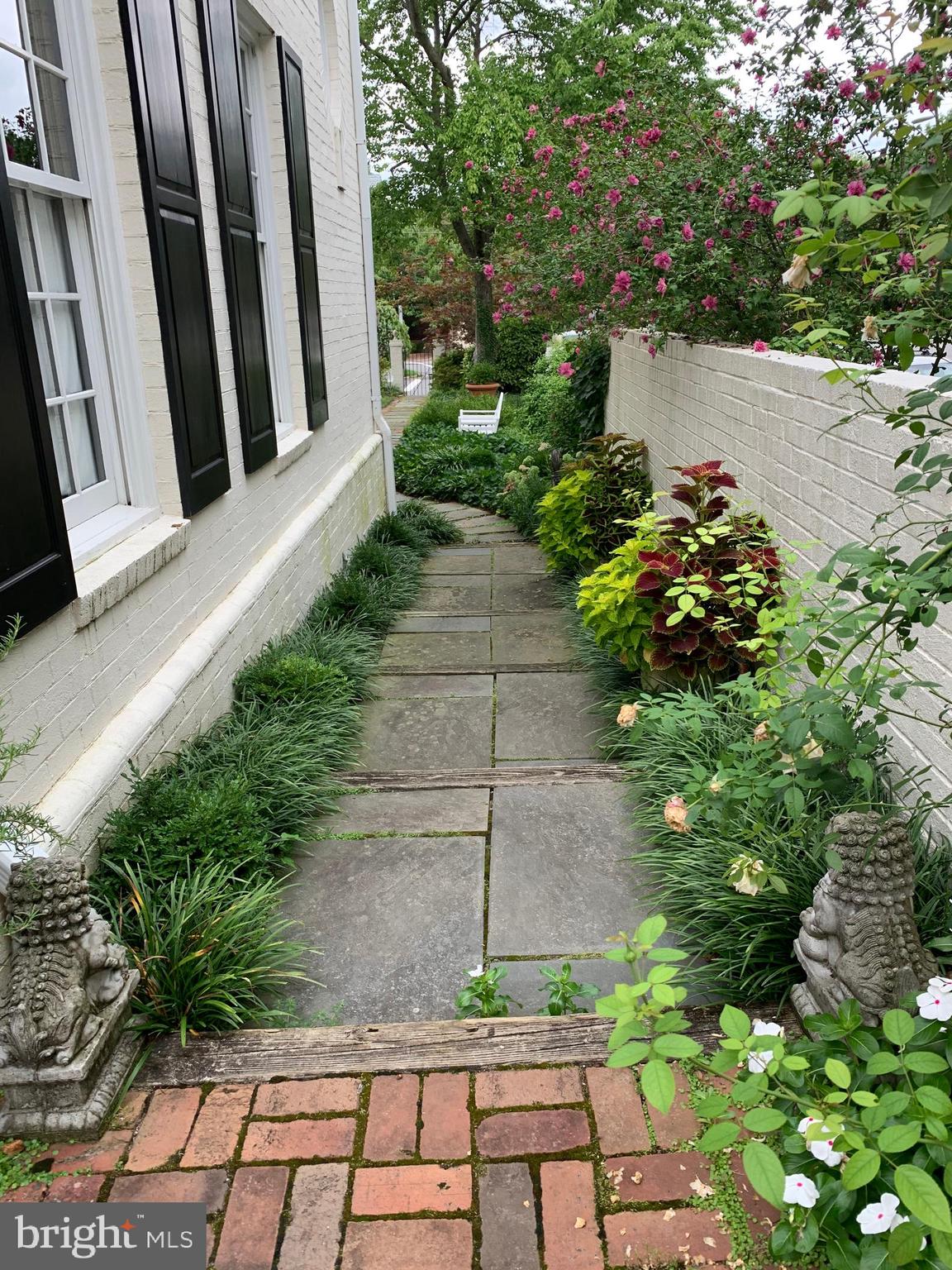 YATES GARDENS - Residential