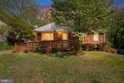 Photo of 13911 Lynhurst Drive, WOODBRIDGE, VA 22193 (MLS # VAPW2116850)