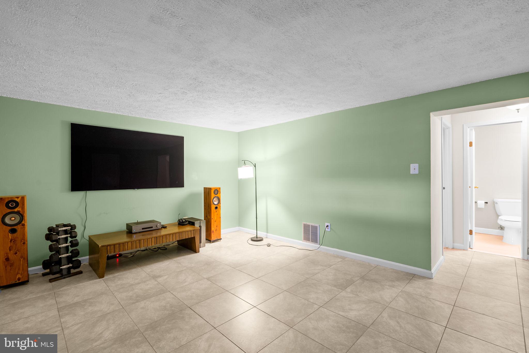 OAK POND - Residential