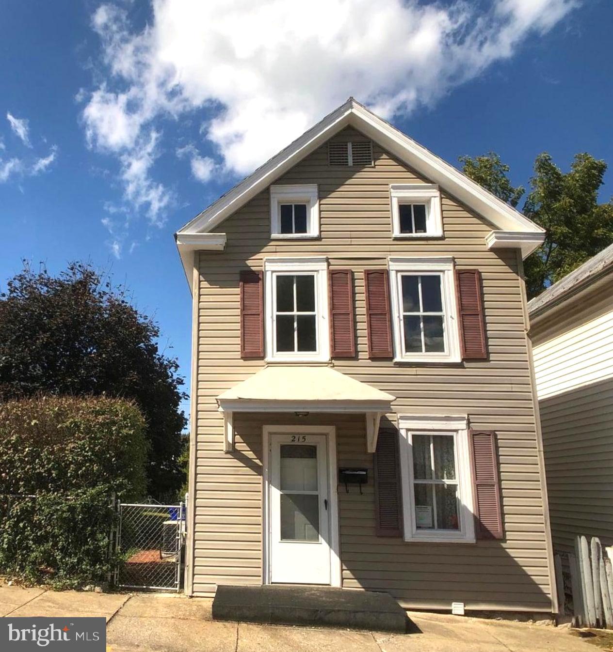 Well-maintained 3-bedroom, 2-full bath home featuring forced air heating and cooling. Spacious backyard with off-street parking. Move-in ready and ideal for either an owner-occupant or a long-term investor seeking rental cash flow. Recent $2,000 price reduction — don’t miss this opportunity! Schedule your showing today.