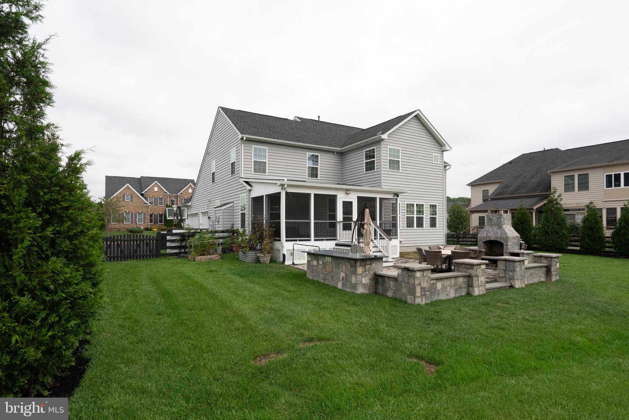 DAWSON'S CORNER - Residential