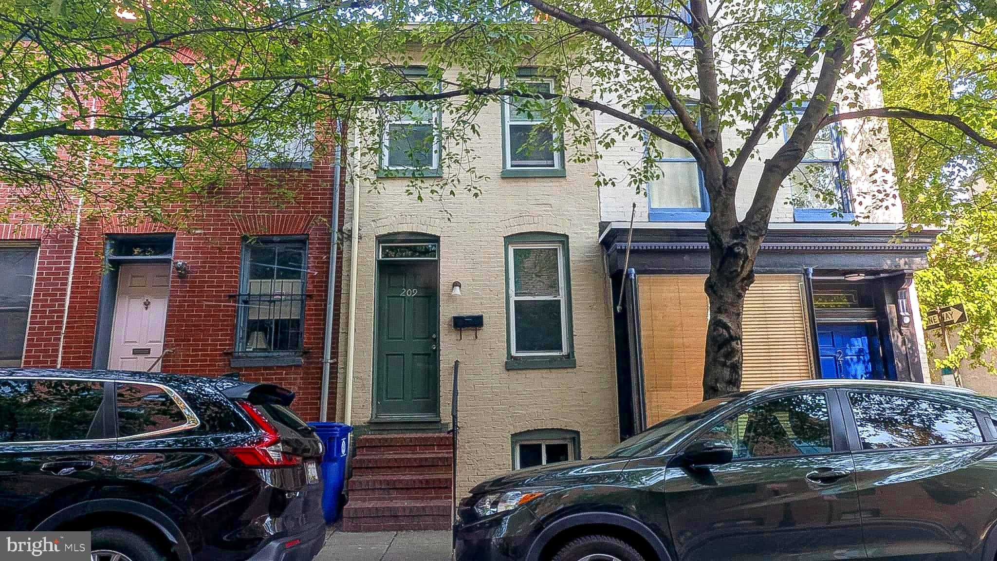 Discover urban living with character in this delightful 1-bedroom, 2-bathroom townhouse, ideally situated in the heart of Baltimore’s vibrant neighborhood.
Location is everything—just minutes from I-83 and I-95 for easy commuting, and within walking distance to Oriole Park, Ravens Stadium, and the University of Maryland. It’s a dream for sports fans and city dwellers alike.
Historic charm with original features and modern upgrades
Finished lower level adds valuable flexibility
Appliances and laundry included for convenience
Unbeatable location near major sports venues and commuter routes
Perfect for: First-time buyers, city professionals seeking walkable living, or investors drawn to its flexible layout and prime location.