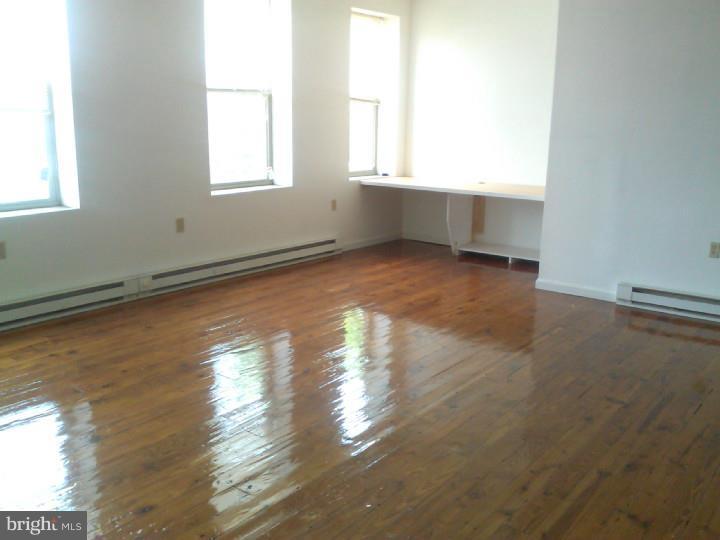 PORT RICHMOND - Commercial Sale