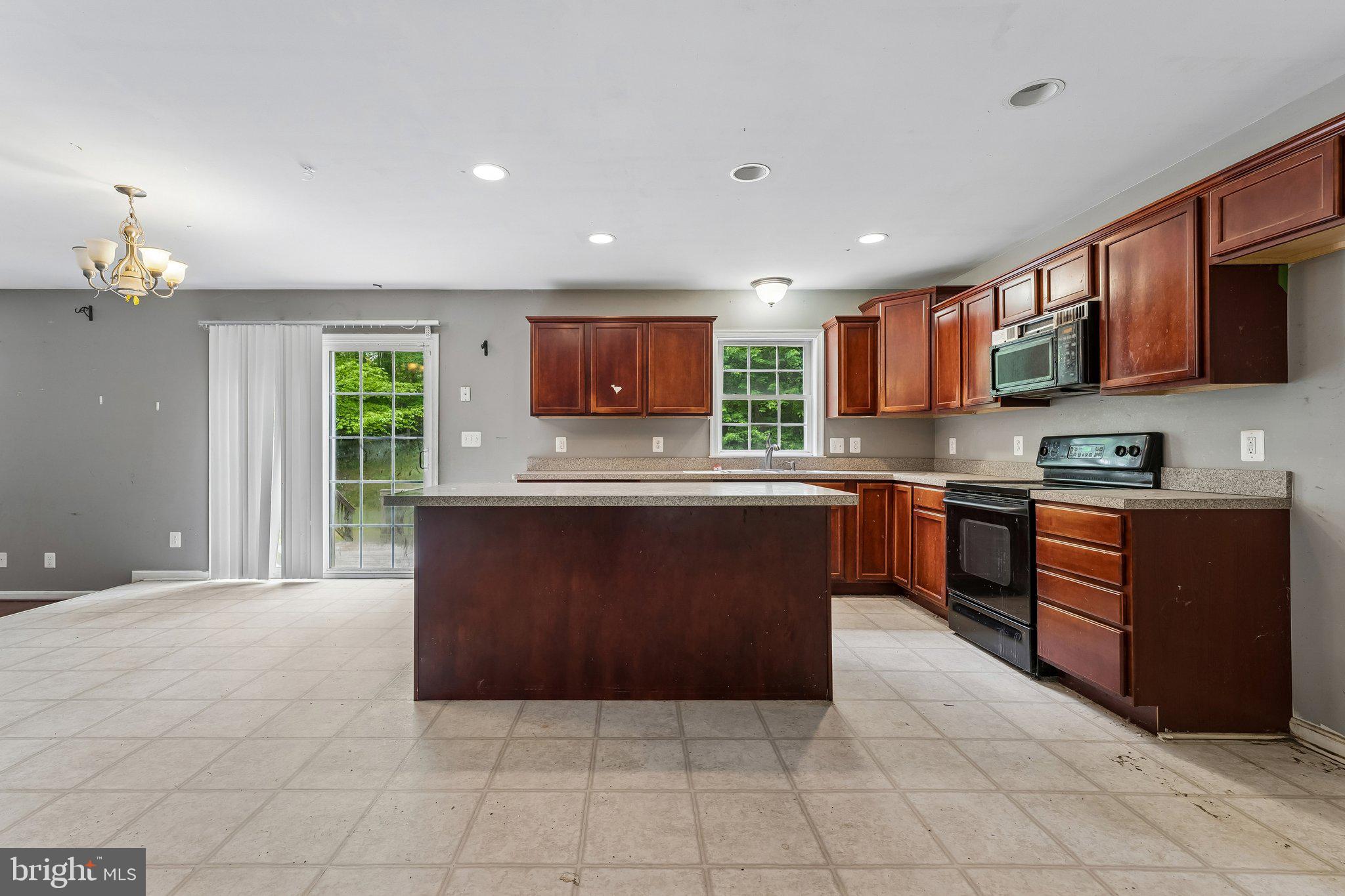 PRESIDENTIAL LAKES - Residential
