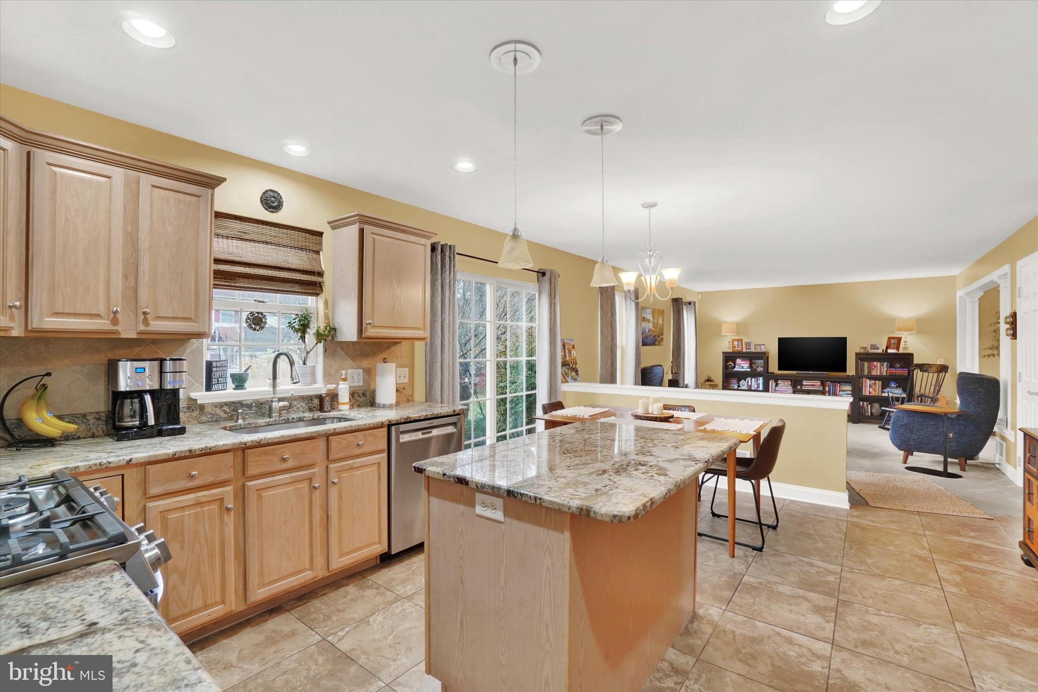 COUNTRY CLUB MANOR - Residential
