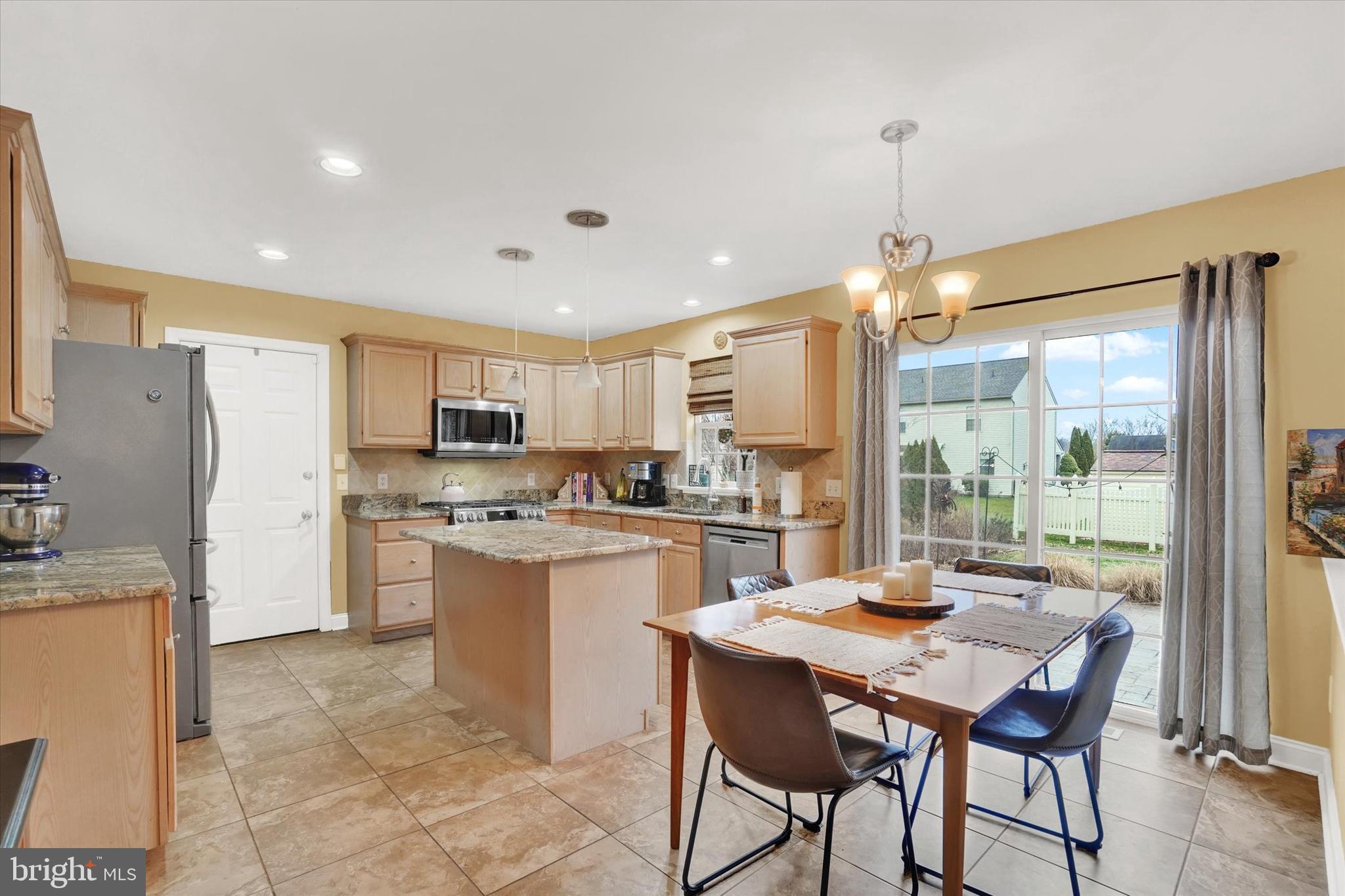 COUNTRY CLUB MANOR - Residential