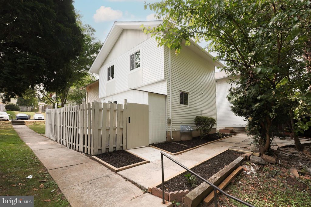 Photo of 24 Anna Court #285, GAITHERSBURG, MD 20877 (MLS # MDMC2198642)