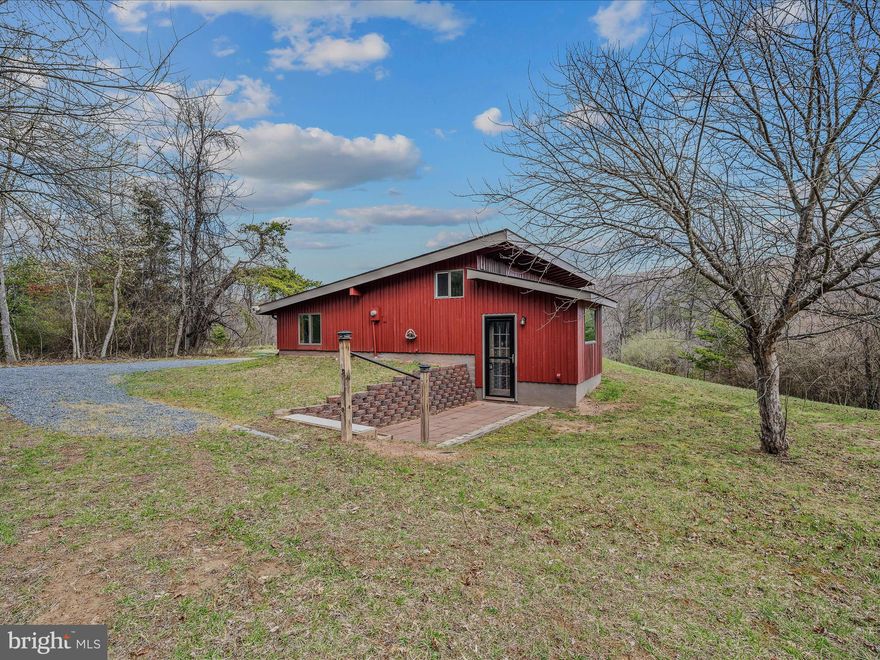 1 Bedroom, 1 bath rental home with a sleeping loft. Open floor plan on living room, kitchen, and dining areas. Concrete floor on storage area with inside access. Beautiful views in a quiet and peaceful setting.  Additional room could be used as an office, studio, or more. Ductless heat pump and air conditioning. Federal fair housing laws apply.
**TO QUALIFY, IT IS AN ONLINE APPLICATION.