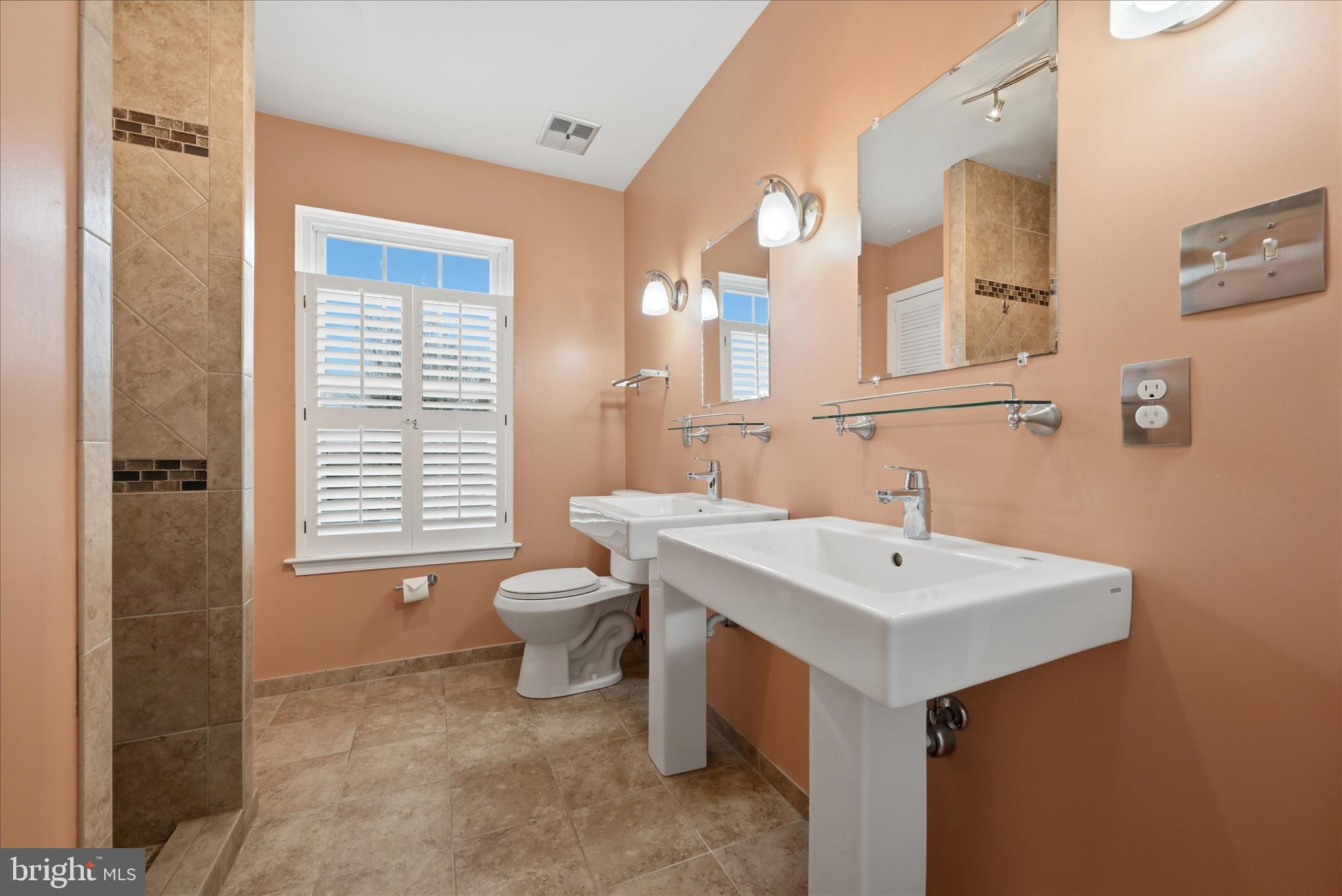 MIRROR RIDGE - Residential