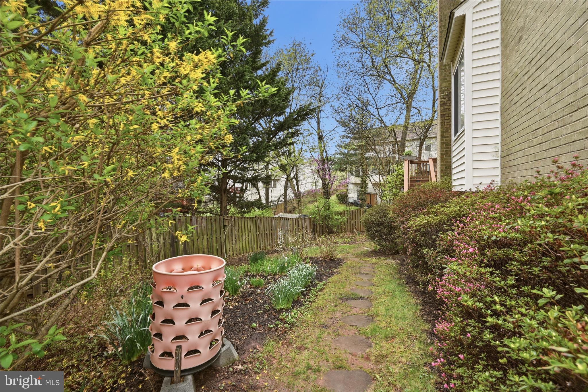 MIRROR RIDGE - Residential